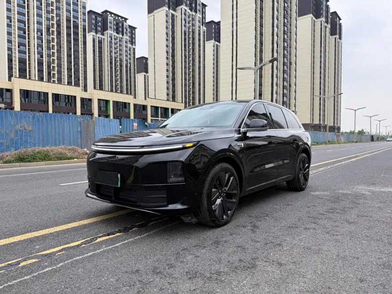 Black Li Auto L6 Pro in a front three-quarter view on a city street